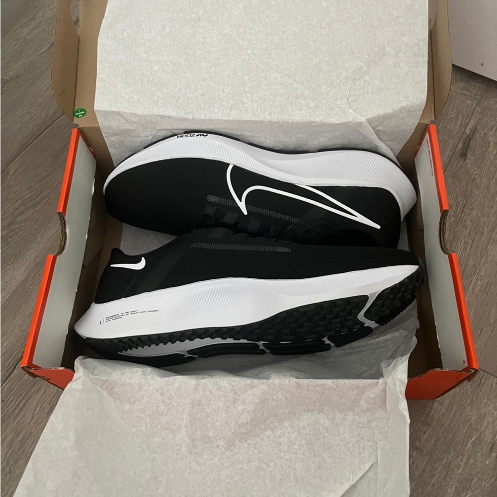 Men’s Nike Air Zoom Pegasus 38 Black/ white Size: 10.5